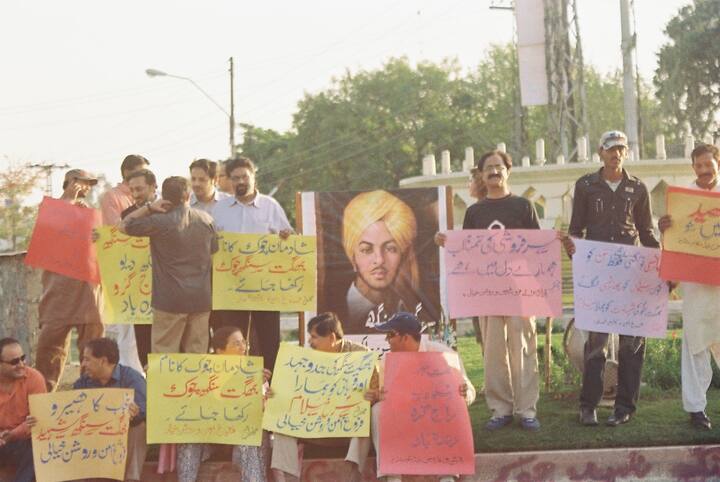 અરજી દાખલ કરવાવાળાની દલીલ છે કે ભગતસિંહ સ્વતંત્રતા સેનાની છે. તેમને પોતાના સાથીઓ સાથે મળીને આઝાદી માટે કુરબાની આપી છે. તેમને કહ્યું કે, પાકિસ્તાનના સંસ્થાપક કાયદે આઝમ મોહમ્મદ અલી ઝિન્નાએ પણ ભગતસિંહને શ્રદ્ધાંજલિ આપી હતી અને કહ્યું હતું કે, તેમને આખા પ્રાયદ્વીપમાં ભગતસિંહ જેવા બહાદુર વ્યક્તિ નથી જોયું. તેમને કહ્યું, આ ન્યાયના દ્રષ્ટિકોણથી યોગ્ય થશે કે શાદમાન ચોક ચોકનું નામ ભગતસિંહના નામ પર રાખવામાં આવે.