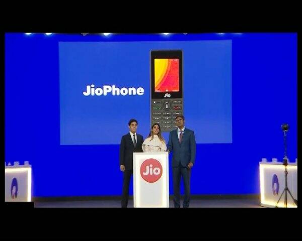 જો JioPhone 2ને ખરીદવા માંગો છો તો તમે આ ફોનને jio.com ઉપર ચાલુ થનારા ફ્લેશ સેલમાંથી લઇ શકો છો. આ માટે jio.com વેબસાઇટ ખોલીને સૌથી પહેલા JioPhone 2ના ફ્લેશ સેલનો ઓપ્શન આવશે. જેમાં તમારે ફ્લેશ સેલ ઉપર ક્લિક કરવાનું રહેશે. ત્યારબાદ સ્ક્રીન ઉપર buy nowનો વિકલ્પ આવશે. જેના ઉપર ક્લિક કરવાની સાથે જ તમને પિનકોડ નાખીને હોમ ડિલીવરી ઉપલબ્ધતા વિશે જાણી શકો છો.