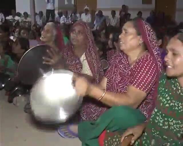 હાર્દિક પટેલના ઉપવાસનો આજે 13મો દિવસ છે, જોકે, સરકાર તરફથી હજુ સુધી કોઇ વાટાઘાટો કે મધ્યસ્થી કરવામાં આવી નથી, જેના કારણે પાટીદાર સમાજમો રોષ ફેલાયો છે. યુવાનો દ્વારા ગુજરાતભરમાં ઠેરઠેર માર્કેટની દુકાનો અને કૉલેજો બંધ કરાવવામાં આવી રહી છે. 