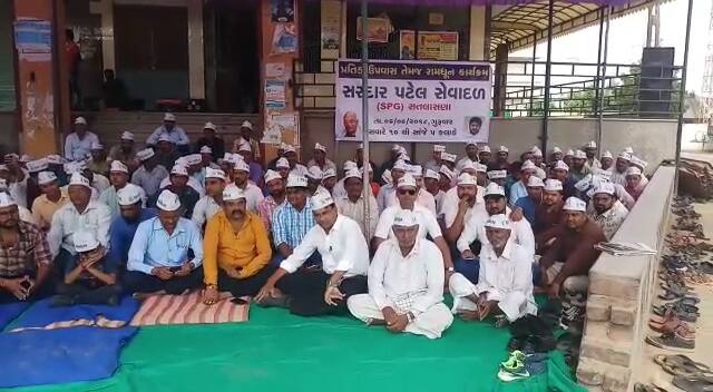 સુરતમાં અનેક કૉલેજોમાં વિરોધ નોંધાવવામાં આવી રહ્યો છે, પોલીસે વિરોધ કરી રહેલા 5 વિદ્યાર્થીઓના વાહનોને ડિટેન કરી લીધા હતા. આ ઉપરાંત અમરોલી આવી કૉલેજ અને ધારુકા કૉલેજમાં ધરણાં પ્રદર્શન કરવામાં આવી રહ્યું છે. 