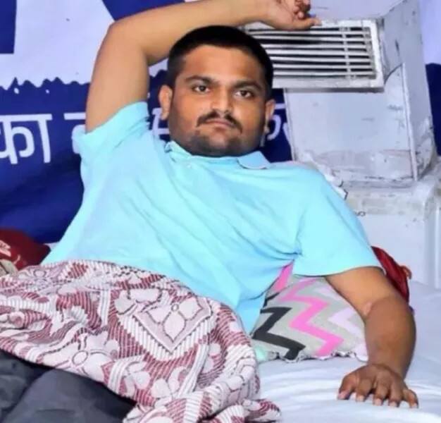 અમદાવાદઃ પાટીદાર સમાજને અનામત અપાવવા અને ખેડૂતોના દેવા માફ કરવા સરકાર સામે પડેલા પાટીદાર નેતા હાર્દિક પટેલના સમર્થનમાં ગુજરાતભરમાં ઠેરઠેર વિરોધ પ્રદર્શન થઇ રહ્યું છે.