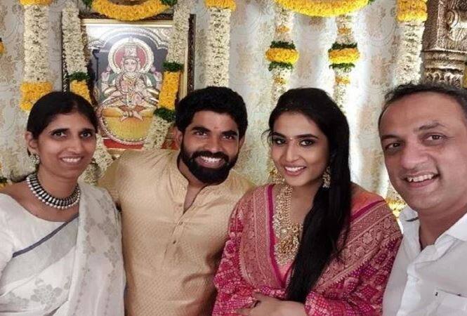 ઉલ્લેખનીય છે કે તેલુગુ ઈન્ડસ્ટ્રીઝમાં હાલ લગ્નની સીઝન ચાલુ થઈ ગઈ છે. પૂજા એક ફેમસ સિંગર છે. પૂજાએ સાઉથ ફિલ્મ ઈન્ડસ્ટ્રીમાં અનેક ડિવોશનલ સોન્ગ ગાયા છે. અહેવાલ મુજબ બંને ચાલુ વર્ષે ડિસેમ્બરમાં જ લગ્ન કરી લેશે.