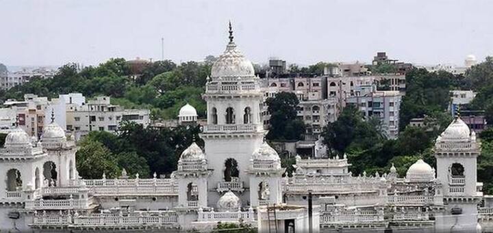 હૈદરાબાદઃ તેલંગાણાની મુખ્યમંત્રી કે ચંદ્રશેખ રાવની કેબિનેટે મોટો ફેંસલો લીધો છે. કેસીઆર કેબિનેટે સમય પહેલા વિધાનસભા ભંગ કરવાનો નિર્ણય લીધો છે. તેલંગાણાની વિધાનસભાનો કાર્યકાળ 2 જૂન, 2019 સુધી હતો અને તેલંગાણામાં ચૂંટણી લોકસભા ચૂંટણી સાથે થવાની હતી. કેસીઆર દ્વારા આ અંગે રાજ્યપાલને માહિતી આપી દેવામાં આવી છે. કેસીઆરની પાર્ટી ટીઆરએસ તેલંગાણામાં ચૂંઠણી મધ્યપ્રદેશ, છત્તીસગઢ અને રાજસ્થાન સાથે થાય તેમ ઈચ્છે છે.
