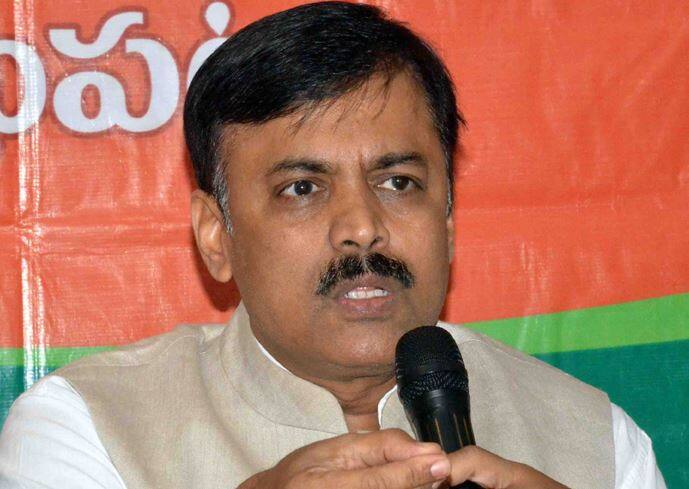 તેલંગાણામાં વિધાનસભાની કુલ 119 સીટ છે. રાજ્યની વર્તમાન સ્થિતિ મુજબ તેલંગાણા રાષ્ટ્ર સમિતિ (ટીઆરએસ) પાસે 90, કોંગ્રેસ 13 અને બીજેપી 05 સીટો ધરાવે છે. ટીઆરએસ સરકારના આ ફેંસલા બાદ બીજેપી પ્રવક્તા જીવીએલ નરસિમ્હા રાવે કહ્યું તે, ચૂંટણીને લઈ ફેંસલો લેવાનો અધિકાર ટીઆરએસનો છે. પરંતુ તેમણે શા માટે આવો ફેંસલો લીધો તે રાજ્યની જનતાને જણાવવું પડશે. કોંગ્રેસ સહિત સમગ્ર વિપક્ષ વડાપ્રધાન મોદીની લોકપ્રિયતાથી ભયભીત છે.