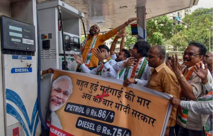 નવી દિલ્હી: પેટ્રોલ-ડીઝલમાં વધી રહેલા ભાવના વિરોધમાં કૉંગ્રેસે મોદી સરકારને ઘેરવા માટે 10 સપ્ટેમ્બરે ભારત બંધનું એલાન કર્યું છે. કૉંગ્રેસની આગેવાનીમાં અન્ય વિપક્ષી દળો પણ સામેલ થશે. ભારત બંધના એલાનને પગલે કૉંગ્રેસ અન્ય દળો સાથે પણ વાતચીત કરી રહ્યું છે.