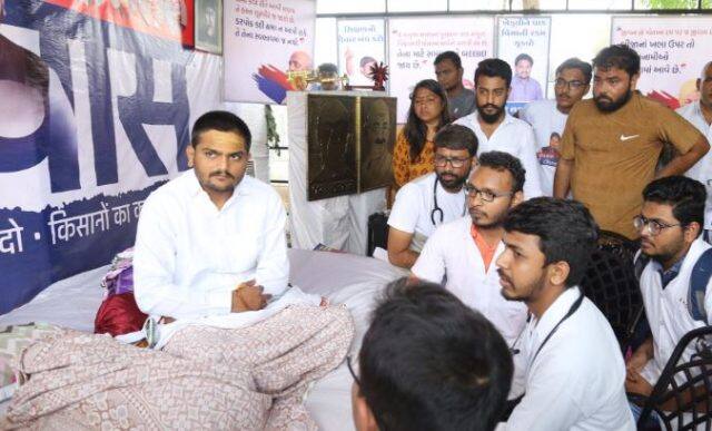 પાટીદાર નેતા હાર્દિક પટેલ છેલ્લા 13 દિવસથી ઉપવાસ પર બેસેલો છે. પાસ કન્વિનર મનોજ પનારાએ જણાવ્યું હતું કે, ‘સરકાર હજુ સુધી કોઈ મુદ્દે વાત કરવા તૈયાર નથી. ભાજપના નેતાઓ નિવેદનો આપી રહ્યા છે. સૌરભ પટેલ કે જેઓ ઉર્જા મંત્રી છે તેઓ ખેડૂતોના મુદ્દે વાત કરી રહ્યા છે. કૃષિમંત્રીએ સામે આવી ખેડૂતોના દેવા માફ કરવા જોઈએ.
