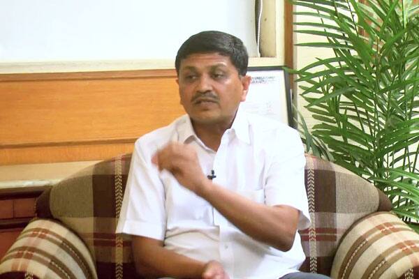 આજે પત્રકારો સાથે વાત કરતાં નરેશ પટેલે જણાવ્યું હતું કે, તેઓ હાર્દિક અને સરકાર વચ્ચે મધ્યસ્થી કરાવવા માટે તૈયાર છે. પરંતુ તે પહેલા હાર્દિકનું સ્વાસ્થ્ય સારું રહે તે માટે માતાજીને પ્રાર્થના કરું છું. તેમણે એમ પણ જણાવ્યું હતું કે, સરકાર સાથે મંત્રણા કરતાં પહેલા તેઓ હાર્દિક સાથે વાત કરશે. 