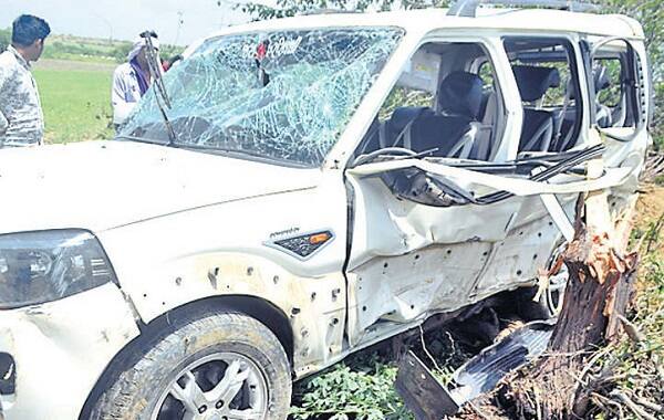 દ્વારકા: દ્વારકામાં રહેતો મુસ્લિમ પરિવાર રાજકોટ લૌકિકક્રિયાએ આવતો હતો ત્યારે ભાટિયા નજીક સ્કોર્પિયો કારનો અકસ્માત સર્જાતા એક જ પરિવારના માતા દિકરો-દિકરી, પૌત્ર અને ભત્રીજાના કમકમાટીભર્યા મૃત્યુ નીપજ્યાં હતા. જ્યારે બે વ્યક્તિને ગંભીર ઈજા થતાં રાજકોટની ખાનગી હોસ્પિટલમાં દાખલ કરવામાં આવ્યા હતાં. 