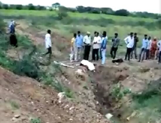 અકસ્માતની ઘટના સંદર્ભે પોલીસે જણાવ્યું હતું કે, એક મહિલા કારમાંથી ફંગોળાઈ 20 મીટર દૂર પડી હતી. જ્યારે 8 વર્ષનો બાળક લગભગ 40 મીટર દૂરથી ગંભીર ઈજાગ્રસ્ત હાલતમાં મળી આવ્યો હતો. આ ઘટના અંગે પોલીસે વધુ તપાસ હાથ ધરી છે.