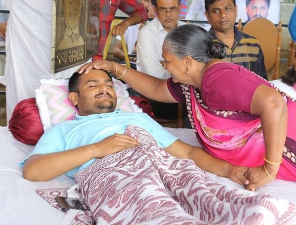 ઉલ્લેખનીય છે કે, હાર્દિક પટેલ આમરણાંત ઉપવાસને પગલે ચાલી શકતો નથી. એક જગ્યાએથી બીજી જગ્યાએ જવા માટે તેને વ્હિલચેર પર જવું પડે છે અને મિત્રોની મદદ લેવી પડી રહી છે.