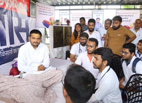 ગુરુવાર સવારે હાર્દિક પટેલ વ્હિલચેર પર લઈ જવામાં આવ્યા હતા. સોલા સિવિલ હોસ્પિટલના આસીટન્ટ પ્રોફેસર ડો.પ્રવિણ સોલંકીએ મેડિકલ ચેકઅપ બાદ હાર્દિકની કિડની અને લિવરને ગંભીર અસર પહોંચી રહ્યાનું જાહેર કરવામાં આવ્યું હતું. હોસ્પિટલની ટીમ છાવણીને તૈનાત કરી દેવામાં આવ્યું છે. 