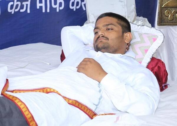 નરેશ પટેલ હાર્દિક પટેલને મળવા માટે રાજકોટથી અમદાવાદ આવવા માટે નિકળી ગયા છે. જ્યાં તમામ મુદ્દાઓ પર હાર્દિક સાથે ચર્ચા કરવામાં આવશે. વિજય રૂપાણી અને નરેશ પટેલની આજે મુલાકાત થશે અને હાર્દિકના મુદ્દાઓ પર ચર્ચા કરશે. જોકે આ પહેલા નરેશ પટેલે એવું કહ્યું હતું કે, જો માંગણીઓ યોગ્ય હશે તો જ સરકાર સાથે મધ્યસ્થી કરીશ.