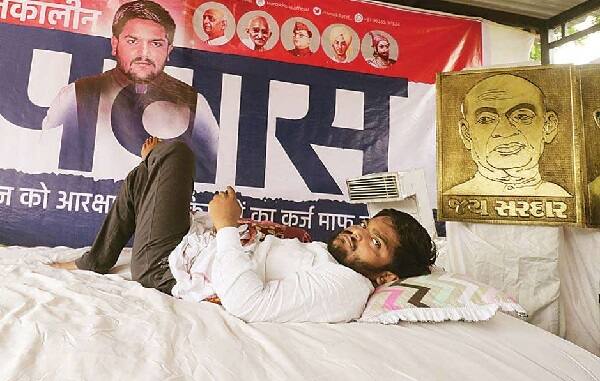 નરેશ પટેલ હાર્દિકની મુલાકાત લઈ રહ્યા છે ત્યારે હાર્દિક પટેલે એક ટ્વિટ કરીને કહ્યું છે કે, તેણે કોઈને પણ વ્યક્તિગત રીતે મધ્યસ્થી કરવાનું કહ્યું નથી. હાર્દિકે લખ્યું છે કે, મેં વ્યક્તિગત કોઈને મધ્યસ્થી કરવાનું કહ્યું નથી. આ આંદોલન છે અને કોઈ પણ વ્યક્તિ આંદોલનના મુખ્ય મુદ્દાઓનું સમાધાન કરી શકે છે. હું સમાજના તમામ આગેવાન અને સંસ્થાનું સન્માન કરું છું. હું આંદોલનકારી છું, મારે ફક્ત મુદ્દાઓ સાથે મતલબ છે. છેલ્લા ત્રણ વર્ષથી સમાજના આગેવાનો મધ્યસ્થી કરી રહ્યા છે.