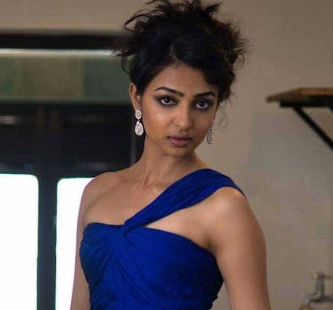 હાલમાં રાધિકા આપ્ટે સોશિયલ મીડિયા જબરદસ્ત ચર્ચામાં છે. રાધિકા નેટફ્લિક્સ પર એક પછી એક એમ ત્રણ સીરીઝ ‘લસ્ટ સ્ટોરીઝ’, ‘સેક્રેડ ગેમ્સ’ અને ‘ઘોલ’માં જોવા મળી છે. તો નેટફ્લિક્સે પણ રાધિકા આપ્ટેની મજાક કરતા કહ્યું હતુ કે, ‘રાધિકા આપ્ટે બધે જ છે.’ 