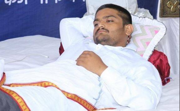  હાલ હોર્દિકને આઈસીયુ ઓન વ્હીલમાં સોલા સિવિલ હોસ્પિટલમાં ખેસડવામાં આવ્યો છે, જ્યાં હાર્દિક માટે આસીયુમાં ખાસ વ્યવસ્થા કરવામાં આવી છે. અમદાવાદની સોલા સિવિલમાં સામાન્ય દર્દીઓને કોઈ તકલીફ ન પડે તે માટે હાર્દિકને છઠ્ઠા માળે ટ્રીટમેન્ટ આપવાની તમામ વ્યવસ્થા કરી દેવામાં આવી છે. મોટી સંખ્યામાં સમર્થકો તેની એમ્બ્યુલન્સની પાછળ સોલા સિવિલ હોસ્પિટલ સુધી પહોંચ્યા છે.