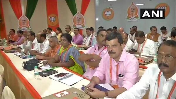 સૂત્રોના જણાવ્યા પ્રમાણે, અમિત શાહની આ બેઠકમાં 3 રાજ્યોની વિધાનસભા ચૂંટણી અને 2019ની લોકસભા ચૂંટણીની દશા-દિશા નક્કી કરવામાં આવશે. આ બેઠકમાં પાર્ટીની આર્થિક અને રાજકીય દિશા અને દશા નક્કી કરવામાં આવશે. 