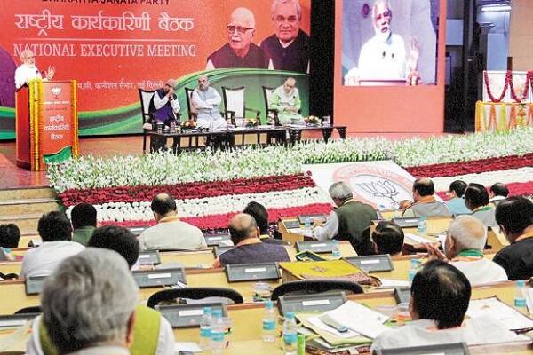 સૂત્રોના જણાવ્યા પ્રમાણે, બેઠકમાં પાર્ટી દ્વારા કેન્દ્ર અને રાજ્યમાં થયેલા કામોની પ્રમુખતાથી ચર્ચા કરવામાં આવશે. આ સાથે જ બેઠકમાં તમામ રાજ્યોના અધ્યક્ષોને પોત પોતાના પ્રદેશનું રિપોર્ટ કાર્ડ રજુ કરવાનું કહેવામાં આવ્યું છે. આ ઉપરાંત દેશભરમાં એસસી/એસટી એક્ટમાં સંશોધન બાદ જે સ્થિત બની રહી છે તેના પર આ બેઠકમાં ચર્ચા કરવામાં આવશે. 