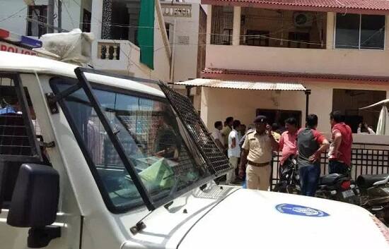 ઉલ્લેખનીય છે કે, કુંજલના ઘરમાં પ્લમ્બિંગનું કામ ચાલી રહ્યું છે. જેથી કારીગરો રોજ કામ કરવા માટે ઘરે આવતા હતા. જોકે આજે તેઓ અન્ય સ્થળે કામ કરવા ગયા હોવાથી એક પણ કારીગર ઘરે આવ્યો ન હતો. તેનો લાભ ઉઠાવી પ્રેમીએ કુંજલને મળવા માટે ઘરમાં આવ્યો હતો ત્યાર બાદ તેની હત્યા કરી નાખી હતી.