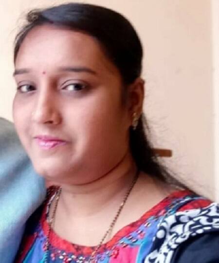 વડોદરાઃ વડોદરા શહેરની તરસાલી-સુશેન રોડ પર આવેલી સોસાયટીમાં શુક્રવારે ધોળા દિવસે થયેલી ફેક્ટરી માલિકની પત્નીની હત્યામાં પોલીસે વિવિધ થિયરી પર તપાસ શરૂ કરી છે. પોલીસને હત્યામાં પ્રેમ પ્રકરણની શંકા હોવાથી પોલીસે તે દિશામાં પણ તપાસ શરૂ કરી હતી જેમાં પોલીસ સફળ રહી હતી. 