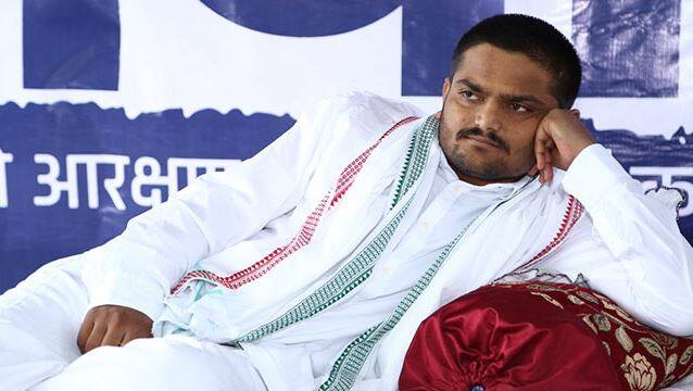  ઇડર પાસ કન્વીનર શૈલેશ પટેલે ઇડરના ધારાસભ્ય હિતુ કનોડિયાને ફોન કરતા તેમણે જણાવ્યું કે, હું હાર્દિક સાથે લાગણીથી જોડાયેલો છું. સરકાર ખેડૂતલક્ષી અભિગમ ધરાવે છે લગભગ 30 કરોડની બજેટમાં જોગવાઈ પણ કરવામાં આવી છે. ઇડર પાસ કન્વીનર શૈલેશ પટેલે ઇડરના ધારાસભ્ય હિતુ કનોડિયાને ફોન કરતા તેમણે જણાવ્યું કે, હું હાર્દિક સાથે લાગણીથી જોડાયેલો છું. સરકાર ખેડૂતલક્ષી અભિગમ ધરાવે છે લગભગ 30 કરોડની બજેટમાં જોગવાઈ પણ કરવામાં આવી છે. 