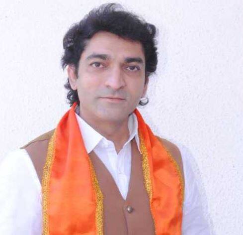  અમદાવાદ: ખેડૂતોના દેવા માફી અને પાટીદાર અનામતની માંગણી સાથે ઉપવાસ પર બેઠેલા હાર્દિક પટેલની 14માં દિવસે તબિયત લથડતાં શુક્રવારે હોસ્પિટલમાં ખસેડવામાં આવ્યો છે. ત્યારે પાસ કોર કમિટી દ્વારા ખેડૂતોના દેવા માફી અને પાટીદાર અનામત મુદ્દે જે તે ધારાસભ્યોના સ્ટેન્ડ ક્લિયર કરવા હાથ ધરવામાં આવેલ એક્સરસાઈઝ અંતર્ગત ઇડરના ધારાસભ્યને પોતાનું સ્ટેન્ડ ક્લીયર કરવા ફોન કરતા ધારાસભ્ય સાથેની વાતચીતનો ઓડિયો ક્લિપ વાયરલ થઈ હતી. તેમાં ધારસભ્ય હિતુ કનોડિયાએ એવું કહ્યું હતું કે, હું લાગણીથી હાર્દિક સાથે છું. 