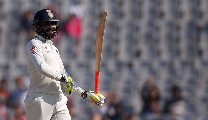 જાડેજાએ વધુમાં કહ્યું કે, હું ભારત માટે ઓલરાઉન્ડર તરીકે મારું સ્થાન નિશ્ચિત કરવા માંગુ છું. મને જ્યારે પણ ભારત તરફથી રમવાનો મોકો મળે ત્યારે બેટિંગ અને બોલિંગ બંનેમાં મારું સર્વશ્રેષ્ઠ પ્રદર્શન કરવું પડશે. હું ટીમનો વિશ્વસ્તરીય સભ્ય બનવા અને ઓલરાઉન્ડરના ખાલી પડેલા સ્થાનને ભરવા માંગું છું. મેં ભૂતકાળમાં પણ આમ કર્યું છે. મારા માટે આ નવું નથી.