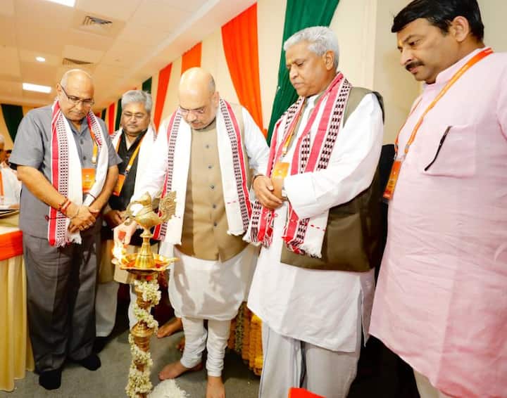 નવી દિલ્હીઃ ભારતીય જનતા પાર્ટીની બે દિવસીય રાષ્ટ્રીય કાર્યકારિણીની બેઠક નવી દિલ્હીમાં ચાલી રહી છે. જેમાં 2019 લોકસભા ચૂંટણી અને વિવિધ રાજ્યોમાં આવનારી વિધાનસભા ચૂંટણીમાં મજબૂતીથી ઉતરવા માટેની રણનીતિ ઘડવામાં આવી રહી છે. બેઠકમાં આજે સંગઠનને લઈ કેટલાક મહત્વના નિર્ણયો પણ લેવામાં આવ્યા હતા.