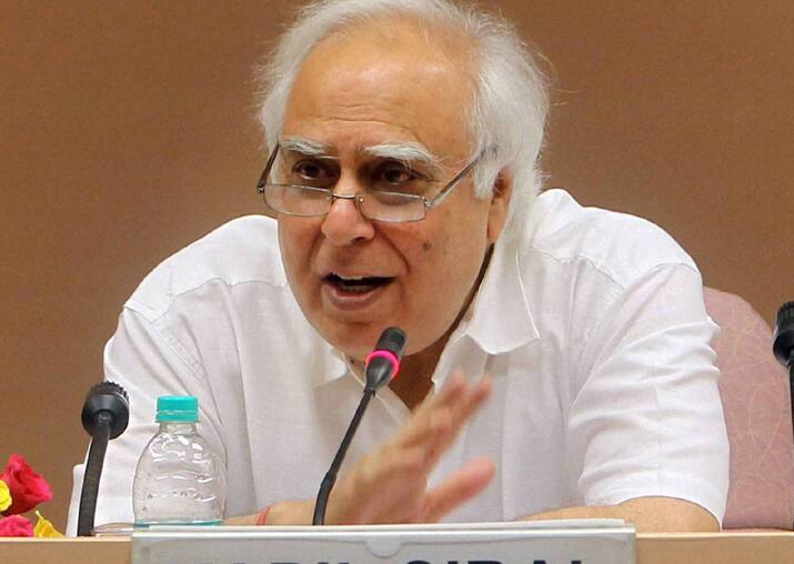 સિબ્બલે કહ્યું, જે પ્રકારે જીએસટીને લાગુ કરવામાં આવી તેનાથી મોટું નુકસાન થયું છે. જીએસટી ખૂબજ ઉતાવળે લાગું કરવામાં આવી છે. સિબ્બલે કહ્યું કે, તેઓ(મોદી) અમારા પર પોલિસી પેરાલિસિસનો આરોપ લગાવે છે. પરંતુ આ પોલિસી પેરાલિસસના કારણે 8.2 ટકાની સરેરાશ જીડીપી લઈને આવી હતી જે ભારતના ઈતિહાસમાં ક્યારેય નથી થઈ. તેમણે કહ્યું આજ કોઈ જ પોલિસી પેરાલિસિસ નથી, પરંતુ અર્થવ્યવસ્થાની શું સ્થિતિ છે તે તમે જોઈ શકો છો.