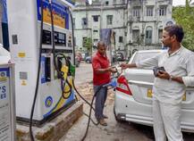 પેટ્રોલ-ડીઝલની મૂળ કિંમત કેટલી છે? કેન્દ્ર-ગુજરાત સરકાર કેટલા ટકા ટેક્સ વસુલે છે? જાણો વિગત