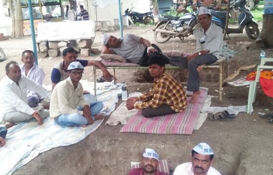 વિસાવદરનાં જૂનાગઢ રોડ પર હાર્દિક પટેલના સમર્થનમાં જાંબુડીના માજી સરપંચ લાલજીભાઇ કોટડીયા અને પાટીદાર આગેવાન અરવિંદભાઇ વાગ્યા દ્વારા બાપાની આમલી નજીક ઉપવાસી છાવણી નાંખવામાં આવી હતી. 