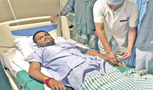 ડોક્ટરો દ્વારા એક દિવસ વધુ હોસ્પિટલમાં સારવાર લઈને તબિયત સુધારા પર લાવવા જણાવ્યું હોવાનું પાસ સમિતિએ જણાવ્યું છે. હાર્દિક પટેલને લઈને દિવસેને દિવસે રાજનીતિ ગરમાઈ રહી છે. હાર્દિકને પારણાં કરાવવા માટે કોણ મધ્યસ્થી કરશે એ ઉપર પણ કેટલાક પ્રશ્નો ઊભા થયા હતા.