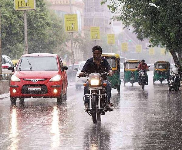 મધ્ય ગુજરાતમાં પણ સામાન્ય વરસાદ સાથે વાદળછાયું વાતાવરણ રહેવાની શક્યતા જોવા મળી શકે છે. શનિવારે ગુજરાતમાં ઘણી જગ્યાએ છુટો છવાયો વરસાદ વરસ્યો હતો. 
