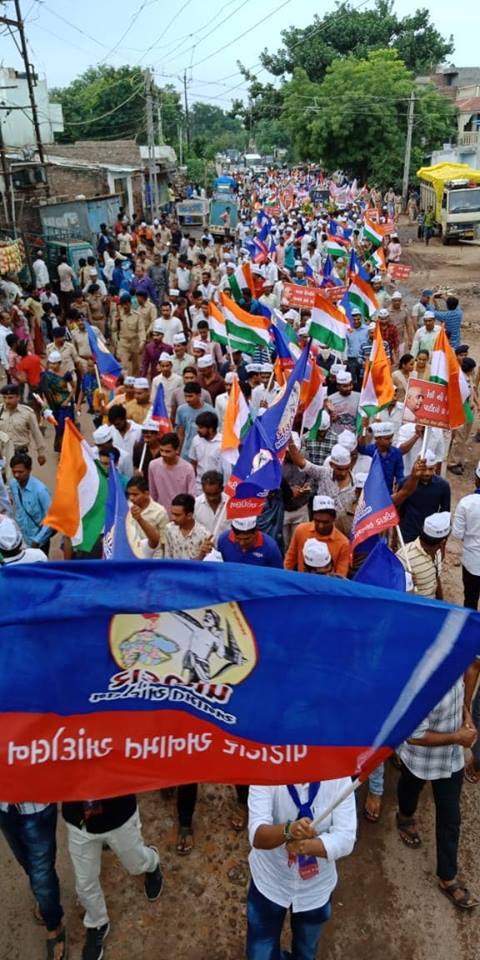 પાટણઃ પાટીદાર નેતા હાર્દિક પટેલના સમર્થનમાં આજે પાટીદારોએ પાટણથી ઉંઝા ઉમિયા ધામ સુધી પગપાળા સદભાવના યાત્રાનું આયોજન કર્યું હતું. આ સદભાવના યાત્રામાં હજારોની સંખ્યામાં પાટીદાર સમર્થકો જોડાયા હતા. જેમાં મોટી સંખ્યામાં મહિલાઓ પણ જોડાઇ હતી. 