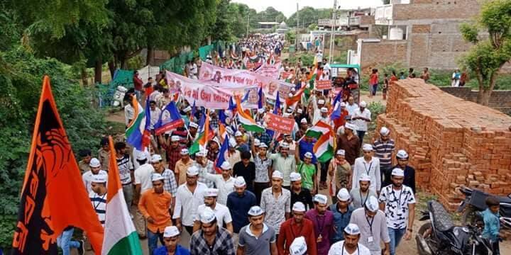 મળતી વિગતો અનુસાર, પદયાત્રાની શરૂઆત મા ઉમિયા અને મા ખોડલની આરતી ઉતારીને કરવામાં આવી હતી. સાથે રાષ્ટ્રગીત બાદ મુસ્લિમ બિરાદરોએ શાંતિદૂત સફેદ કબૂતરોને ઉડાડીને રથનું પ્રસ્થાન કરાવ્યું હતું. પદયાત્રામાં દલિત સમાજ અને ઓબીસી સમાજના લોકો પણ જોડાયા હતા. 