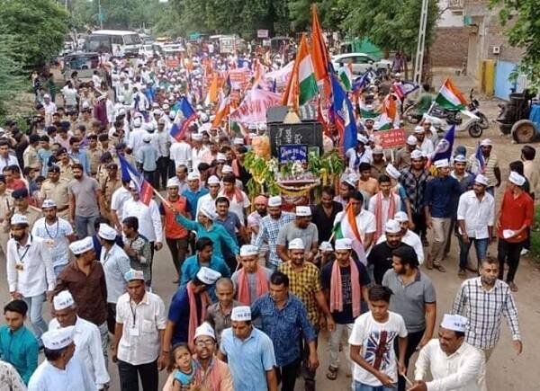 આ યાત્રા દરમિયાન 250થી વધુ પોલીસનો કાફલો તૈનાત કરી દેવામાં આવ્યો છે. પદયાત્રા દરમિયાન કોઇ સૂત્રોચ્ચાર નહીં કરવાની સૂચના પાટીદાર આગેવાનોને પોલીસે આપી હતી. સવારે 8 વાગે પાટણના મોતીશા દરવાજા સ્થિત ખોડિયાર માતાજીના મંદિરે મા ઉમા ખોડલની મહાઆરતી બાદ પદયાત્રાનો આરંભ થયો હતો.