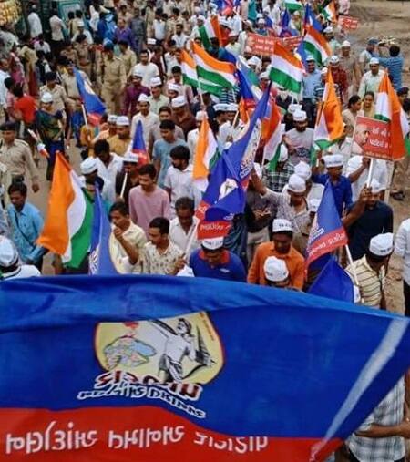 પદયાત્રાના પ્રારંભે શાંતિદૂત સફેદ કબૂતર ઉડાડવામાં આવ્યાં હતાં. આ પદયાત્રા સાંજે 5-30 વાગે ઊંઝા પહોંચશે. જ્યાં મા ઉમા ખોડલના ચરણોમાં પદયાત્રીઓ વતી હૂંડી મૂકવામાં આવશે. બપોરે 12-30 વાગે બાલિસણા ગામે ભોજન વિરામ લેશે. રસ્તામાં વિવિધ સમાજો દ્વારા સ્વાગત કરાશે.