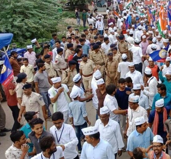 પદયાત્રાને લઇ એ ડિવિઝન પોલીસ મથકમાં પાસના કાર્યકરો સાથે શાંતિ સમિતિની બેઠક યોજાઇ હતી. જેમાં પદયાત્રા દરમિયાન કોઇના વિરોધી સૂત્રોચાર ન કરવા પોલીસે સૂચના આપી હતી. બેઠકમાં ડીવાયએસપી જે.ટી.સોનારા સહિત પોલીસ અધિકારીઓ હાજર રહ્યા હતા.