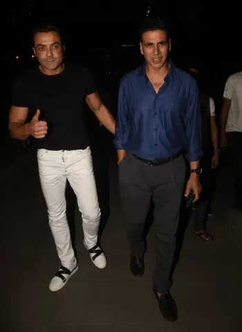 નોંધનીય છે કે શનિવારે ટ્વિંકલ ખન્નાએ પોતાના પુસ્તક 'ધ પાયઝામાઝ આર ફૉરગિવિંગ' લૉન્ચ કર્યું જેમાં અક્ષય કુમાર, બૉબી દેઓલ, રણવીર સિંહ, કરણ જોહર સહિતના અનેક બૉલીવુડ સ્ટારે હાજરી આપી હતી.