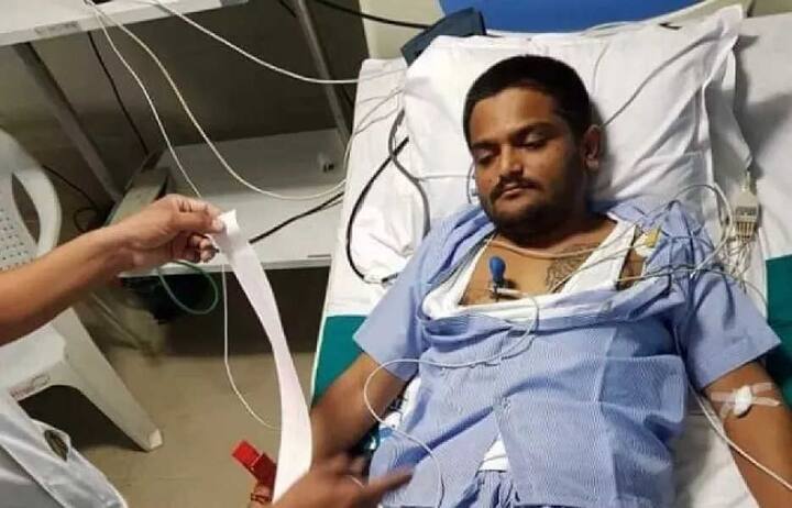 હાર્દિક પટેલે પોતાના ફેસબુક એકાઉન્ટ પર એક લાઇવ કરીને સમર્થકોને અપીલ કરી હતી કે, જે લોકો ઉપવાસ પર બેસ્યા છે જેઓ જલ્દીથી પારણાં કરી લે. આ ઉપરાંત હાર્દિકે કહ્યું હતું કે, તેનું ઉપવાસ આંદોલન ચાલુ છે અને રહેશે, તેને હજુ સુધી અન્નનો એકપણ દાણો મોમાં નાંખ્યો નથી. તેને કહ્યું હતું કે હૉસ્પીટલમાંથી બહાર આવ્યા બાદ પણ આંદોલન ચાલુ રહેશે. 