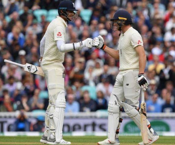 ઈંગ્લેન્ડે તેની પ્રથમ ઈનિંગમાં 332 રન બનાવ્યા હતા. જેમાં નવમી વિકેટ માટે જોસ બટલર અને સ્ટુઅર્ટ બ્રોડે 98 રનની ભાગીદારી કરી હતી. ઈંગ્લેન્ડની છેલ્લી ત્રણ વિકેટે 151 રન ઉમેરતાં યજમાન ટીમ આટલો સ્કોર કરી શકી હતી. ઈંગ્લેન્ડ તરફથી જોસ બટલરે 89 રન બનાવ્યા હતા. ભારત તરફથી રવિન્દ્ર જાડેજાએ 4 વિકેટ ઝડપી હતી.