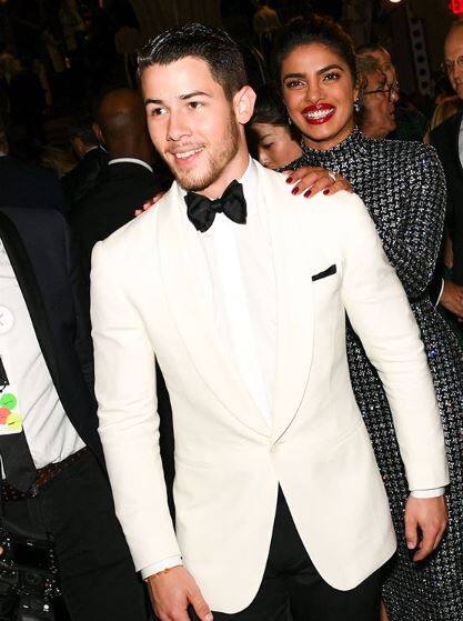 અમેરિકન સિંગરે કહ્યું કે, તે પ્રિયંકાને એક કોમન ફ્રેન્ડ દ્વારા મળ્યો હતો. મે 2017 સુધી તેઓ એકબીજાને ઓળખતા પણ નહોતા પરંતુ ગાલા એવોર્ડ દરિમિયાન તેમની મુલાકાત થઈ. જે બાદ અમારી સતત મુલાકાતો થવા લાગી. ધીમે ધીમે આ મુલાકાતો પ્રેમમાં પરિણમી અને અમે બંનેએ સંબંધને એક નામ આપવાનું નક્કી કર્યું.