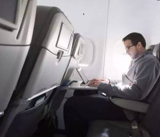 નવી દિલ્હી: ટેલિકોમ વિભાગ 'ફ્લાઇટ કનેક્ટીવીટી' નામની સેવા થોડા સમયમાં શરૂ કરશે. ફ્લાઇટ દરમિયાન પ્રવાસી ઓક્ટોબર મહિનાથી ફોન કોલ્સ અને ઇન્ટરનેટનો ઉપયોગ કરી શકશે. એવિએશન એક્સપર્ટના જણાવ્યા મુજબ એરલાઇન્સે આઇએફસીની સુવિધાને ભાડે આપવા માટે 7 કરોડ 21 લાખ રૂપિયાના વિમાનનો ખર્ચ કરવો પડશે. આ ખર્ચ પણ પ્લેનના પ્રકાર, કદ, વગેરે પર આધારિત છે.