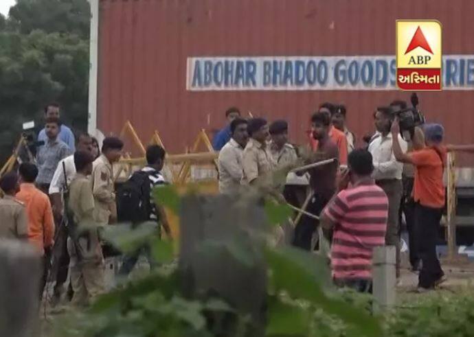 હાર્દિક ઉપવાસ છાવણી પહોંચે તે અગાઉ મોટો ડોમ બાંધવામાં આવ્યો છે. હાર્દિકને સમગ્ર રાજ્યમાંથી મળી રહેલા પ્રચંડ સમર્થનને કારણે પોલીસ અધિકારીઓ અને સરકારના પગ નીચેથી જમીન સરકી હોય તેમ લાગી રહ્યુ છે. પોલીસ કોના ઇશારે દાદાગીરી કરી રહી છે તેવા સવાલો ઉઠવા લાગ્યા છે.