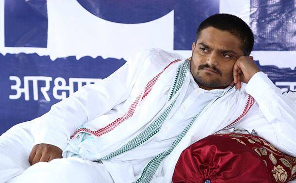 અમદાવાદ: બે દિવસની સારવાર લઇને પાટીદાર નેતા હાર્દિક પટેલ ફરીવાર ઉપવાસ છાવણીમાં પહોંચ્યો છે. હાર્દિક પટેલે ટ્વિટ કરી કહ્યું, અમદાવાદના DCP રાઠોડ કહે છે કે તને મારી નાખીશ, હવે જીવતા રાખવાનુ અને મારી નાખવાનું કામ પણ યમરાજે રાઠોડ જેવા પોલીસ અધિકારીઓને આપી રાખ્યું છે શું? ઉપવાસ આંદોલનનું કવરેજ કરી રહેલા મીડિયાકર્મીઓ પર પણ પોલીસે બળપ્રયોગ કર્યો અને તેમના કેમેરા તોડવાનો પ્રયાસ થયો. મીડિયા સાથે જે થયું તે ખોટુ થયું છે. 