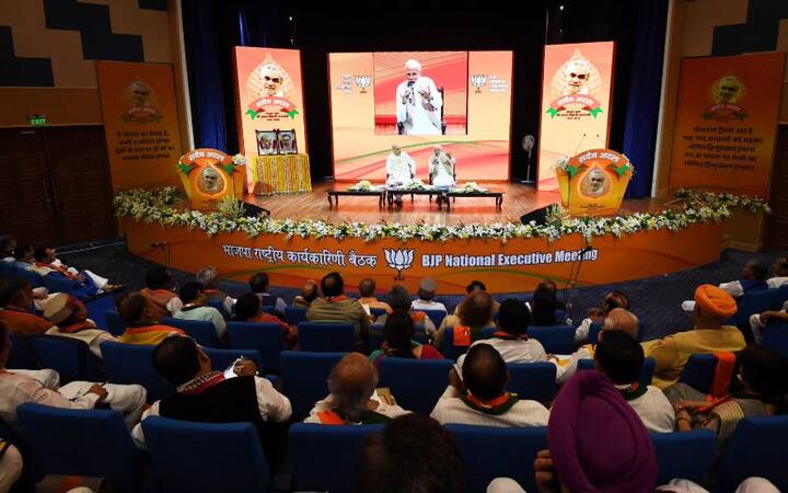 મોદીએ તેમના સંબોધનમાં અજય ભારત, અજય ભાજપ પર જોર આપતા કહ્યું કે, કોંગ્રેસ જૂઠ પર ચૂંટણી લડી રહી છે. તે એક બોજ છે. એક દિવસ પહેલા જ બીજેપી અધ્યક્ષ અમિત શાહે પણ કહ્યું હતુ કે, બીજેપીને મહાગઠબંધનથી કોઈ જ ખતરો નથી. તેમને કહ્યું હતું કે, 2014માં બીજેપી આ બધી જ પાર્ટીઓને હરાવી ચૂકી છે.