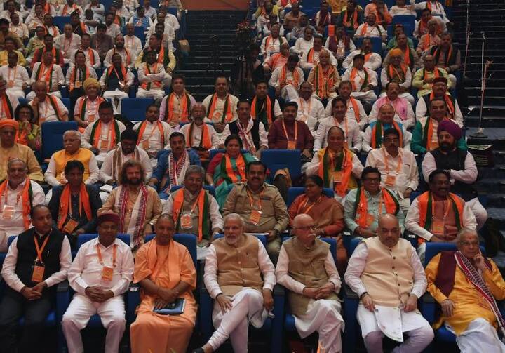 મહાગઠબંધન પર વાત કરતાં પીએમ મોદીએ કહ્યું, જે લોકો એક સાથે ચાલી શકતા નહતા અને એકબીજાને જોતા પણ નહતા તે લોકો આજે એકબીજાને ગળે લગાવવા માટે મજબૂર છે. આજ આપણી સફળતા છે કે, આપણા કામે આ લોકોને સાથે આવવા પર મજબૂર કરી દીધા છે. પીએમ કહ્યું કે, 2019માં મહાગઠબંધનને લઈને બીજેપીને ચિંતા કરવાની કોઈ જ જરૂરત નથી.