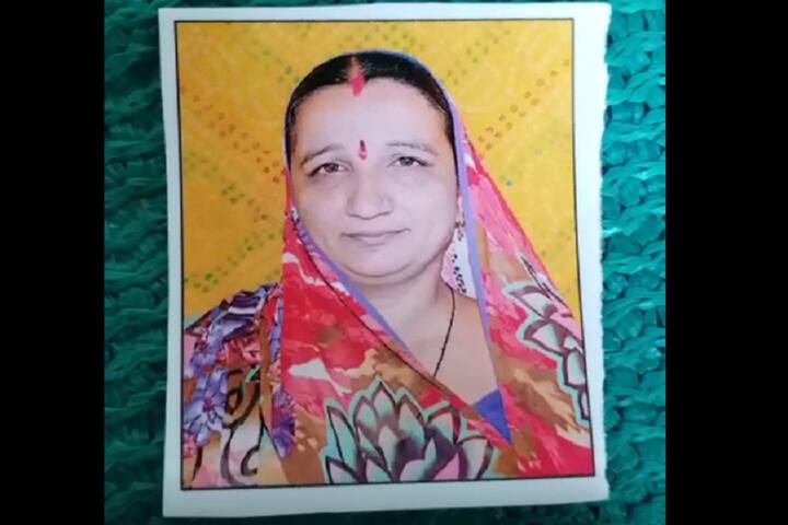 મળતી માહિતી મુજબ અમરેલીના ચાંદગઢ ગામે ચાર દિવસ પહેલા ભરતભાઇ ખુમાણે લેણું વધી જતાં આત્મહત્યા કરી લીધી હતી.આ ખેડુતે ફરજા કુવાની લોન તેમજ પાક ધિરાણની લોન લીધી હતી.આ લોન ભરપાઇ કરી શકે તેમ ન હતા તેમજ પોતાના ખેતરમાં કપાસનું બે થી ત્રણ વખત વાવેતર કર્યું હતું આ પાક નિષફળ જશે તેવી પણ તેમને ભીતિ હતી.ભરતભાઇ ખુમાણે ઝેરી દવા પિતા પોતાની પત્નીને લાગી આવતા તેમને પણ ઝેરી દવા પીધી હતી.હાલ ભરતભાઇ ખુમાણના પત્ની દવાખાને સારવાર હેઠળ છે.