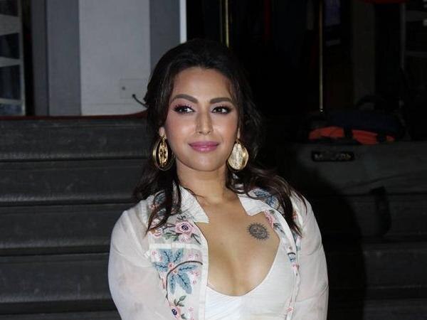  સ્વરાએ સમય બરબાદ કર્યા વગર ટ્રોલરને જવાબ આપતા કહ્યું કે, ’હું એક એક્ટ્રેસ છું અને વાઈબ્રેટર ઉપયોગ કરું છું તેવી એક્ટિંગ કરી રહી હતી. આ વિશે મારા પિતાને પૂછવાની જરુર નથી. હવે તમને કોઈ શંકા હોય તો આ વિશે તમે મને ડિરેક્ટ પૂછી શકો છો. તમે તમારા નામમાંથી વીર હટાવી લો. જે કોઈ પોતાની હરકતથી મોટા વ્યક્તિને શરમિંદા કરવાની કોશિશ કરી શકે છે તે વીર ના હોય શકે.