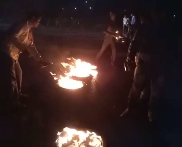 અમદાવાદ પૂર્વની અનેક સ્કૂલોમાં આજે રજા આપી દેવામાં આવી છે. તો શાહપુર, મણિનગર સહિતના વિસ્તારોમાં કોગ્રેસે શાળાઓ બંધ કરાવી હતી. બંધના એલાનની અસર સુરેંદ્રનગરની ST બસ સેવા પર જોવા મળી હતી. સુરેંદ્રનગરથી તમામ રૂટ કરાયા બંધ કરાયા હતા. 60થી વધુ બસના રૂટ બંધ રહેતા મુસાફરોને હાલાકીનો સામનો  કરવો પડી શકે છે. 