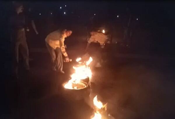 કોંગ્રેસના બંધને પગલે વડોદરામાં મોડીરાત્રે કારેલીબાગ રાત્રી બજાર પાસે ટાયરો સળગાવવામાં આવ્યા હતા. એટલું જ નહીં સીટી બસ અને એસટી બસોના કાચ પણ તોડવામાં આવ્યા હતાં. રાત્રે જ બંધના પગલાં પડતા પોલીસ એલર્ટ જોવા મળી હતી.